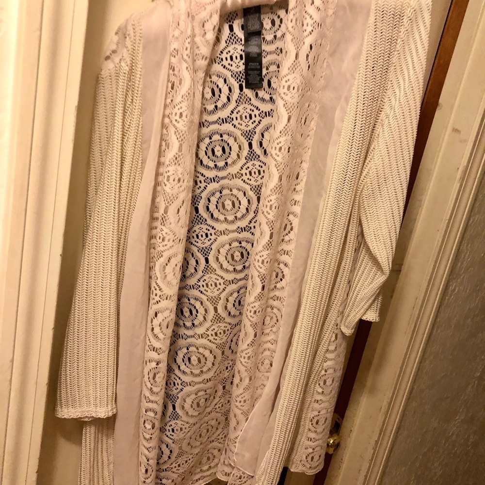 Chico’s Ivory lace / duster /kimono tChico’s size 2 lower thigh length